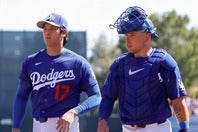 大谷（左）とのコミュニケーション方法を学んでいる最中のラッシング（右）。(C) Getty Images