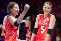 バレーボール女子日本代表の和田由紀子（左）と佐藤淑乃（右）。美容雑誌の撮影姿が話題を集めている。(C)Volleyball World