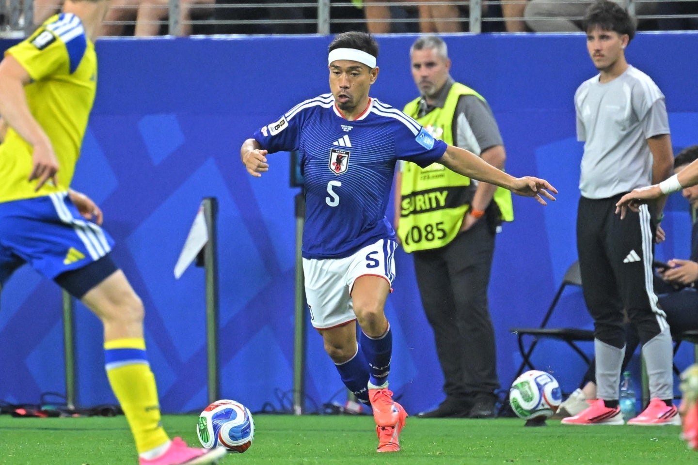 後半から途中出場した長友。５大会連続でＷ杯のピッチに立った。写真：金子拓弥（THE DIGEST写真部／JMPA代表撮影）