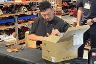 イベントのグラブ監修を担当する伊藤クラフトマン。真剣な手つきでグラブ製作を行いながら、軽妙なトークでファンを楽しませる姿が印象的だった。　写真：SLUGGER編集部