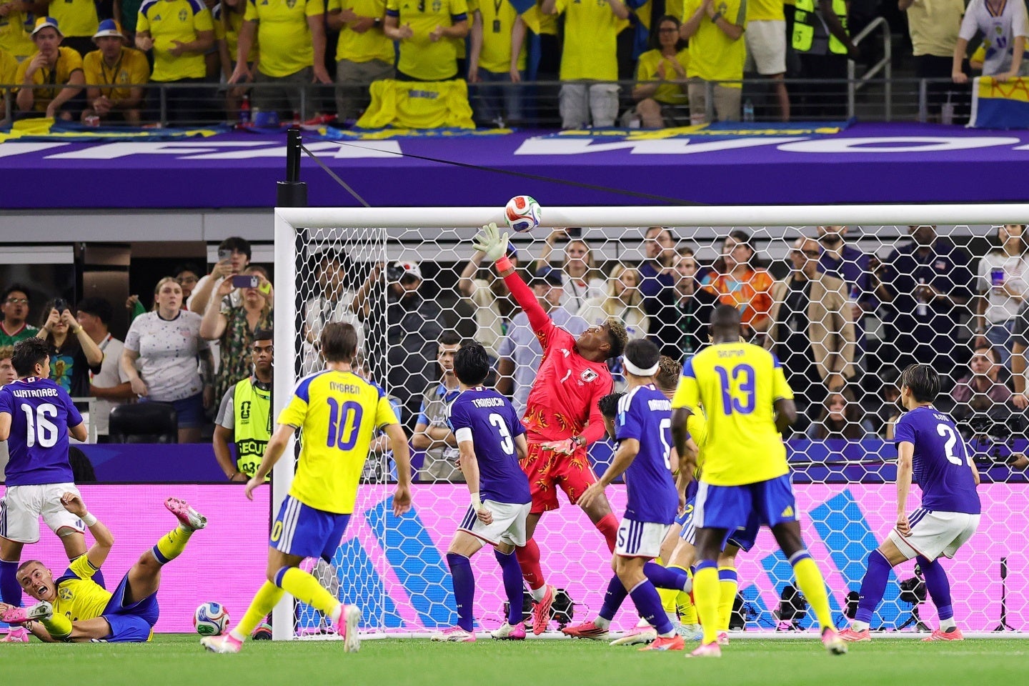 日本はスウェーデン戦をドローで終え、決勝T進出を決めた。(C)Getty Images