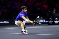 今日のプロ選手のプレーは「ベースラインの攻防」が主流。彼らの激しい踏み込みは、シューズに高度な安定性能を要求する。重くはなるが、プロの脚力には大きな問題ではない。(C)Getty Images