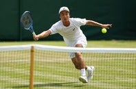 苦しいシーズンを送っている望月慎太郎が５セットに及んだ予選決勝を逆転で勝ち切り聖地への切符を手にした（写真は2025年ウインブルドン）。(C)Getty Images