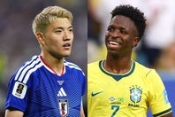 決勝トーナメント１回戦で日本はブラジルと激突。写真は堂安（左）とヴィニシウス。(C) Getty Images