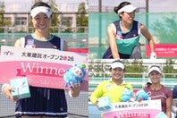 大東建託オープン札幌大会の第２週、シングルスを制した倉持美穂（写真左＆右上）。ダブルス優勝のヨペッチ／相川真侑花（右下）。(C)Square Plus