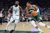 ヤニス（右）のトレード騒動に巻き込まれたブラウン（左）を、アリナスは慮った。(C)Getty Images