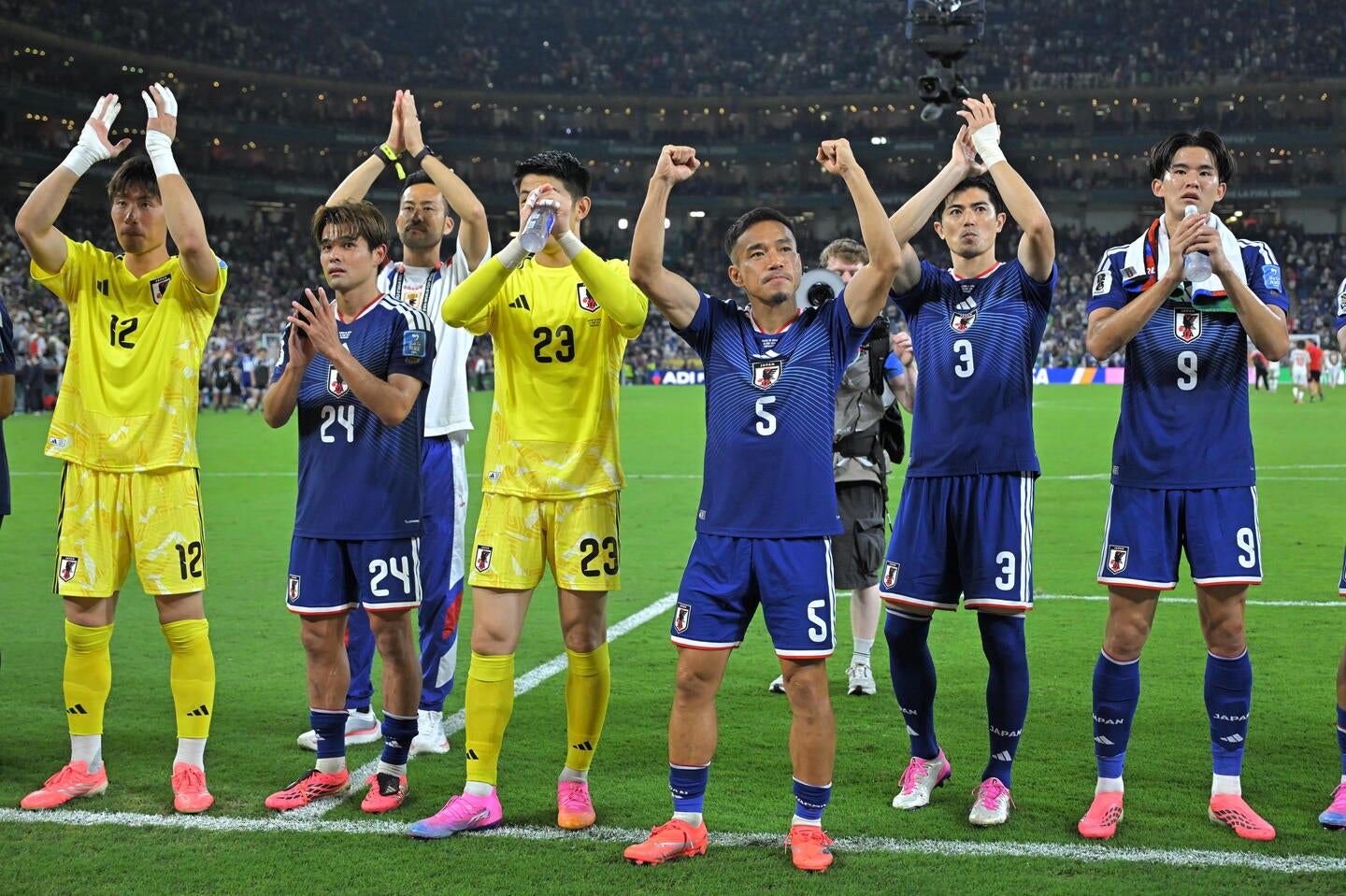ブラジルとの決勝トーナメント１回戦を前に、日本代表ユニホーム姿で森保ジャパンへエールを送った人気俳優が話題。写真：金子拓弥（THE DIGEST写真部／JMPA代表撮影）