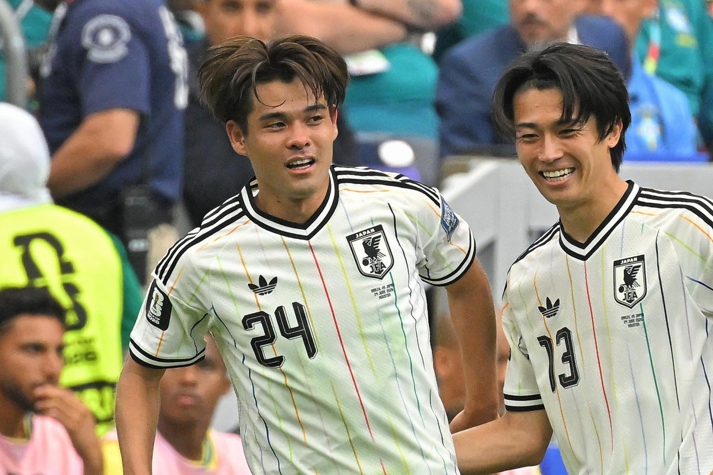 先制ゴールを決めた佐野（左）。写真：金子拓弥（THE DIGEST写真部／JMPA代表撮影）