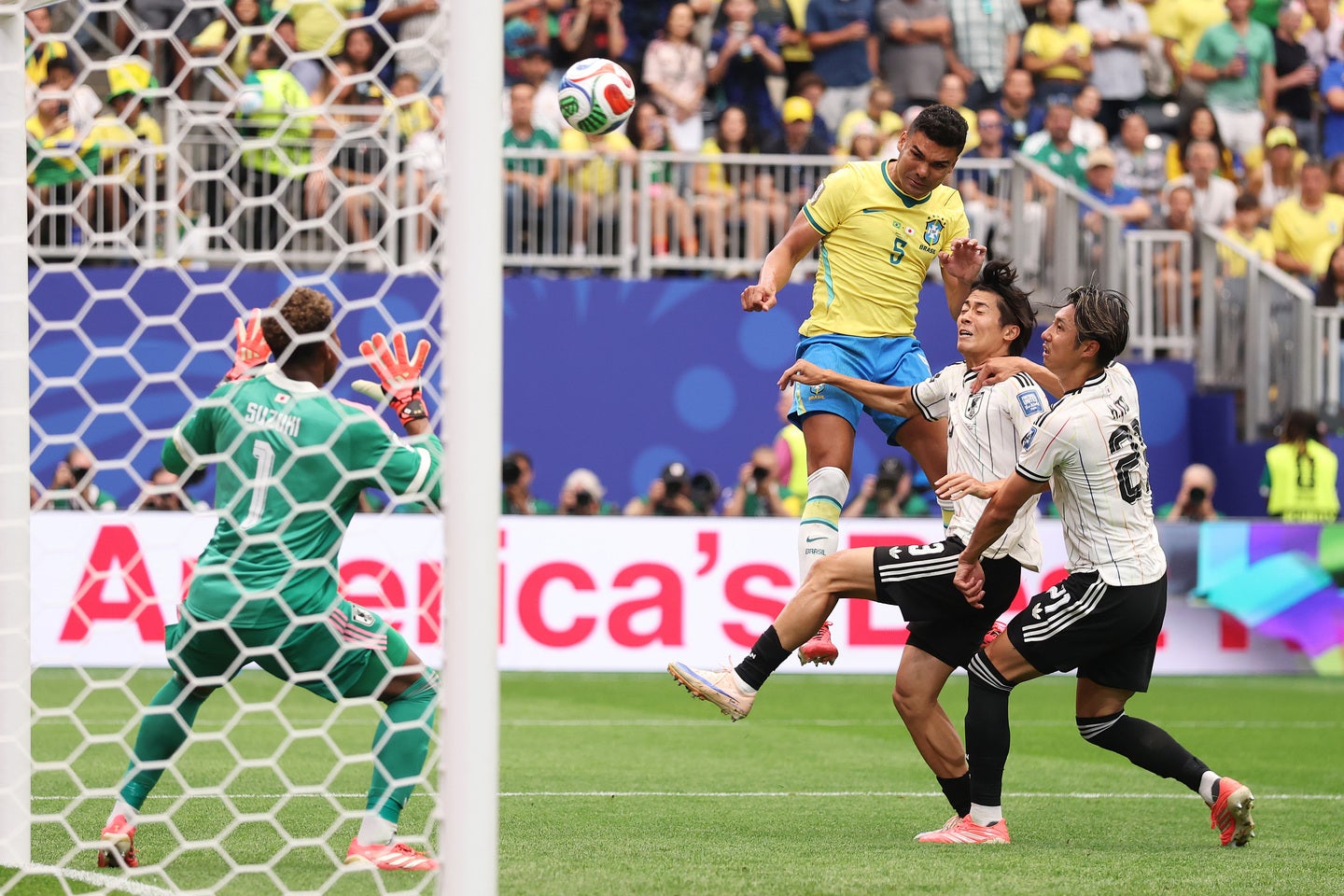 ブラジルのカゼミーロのヘディング弾で試合が振り出しに戻った。(C)Getty Images