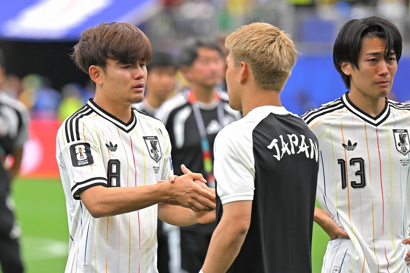 日本の敗退をベンチで見守った久保（左）。写真：金子拓弥（THE DIGEST写真部／JMPA代表撮影）