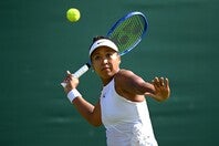 前哨戦で負傷した右足の影響を感じさせないプレーを披露した大坂。白を基調とした着物風ウェアでも大きな注目を集めた。（C）Getty Images