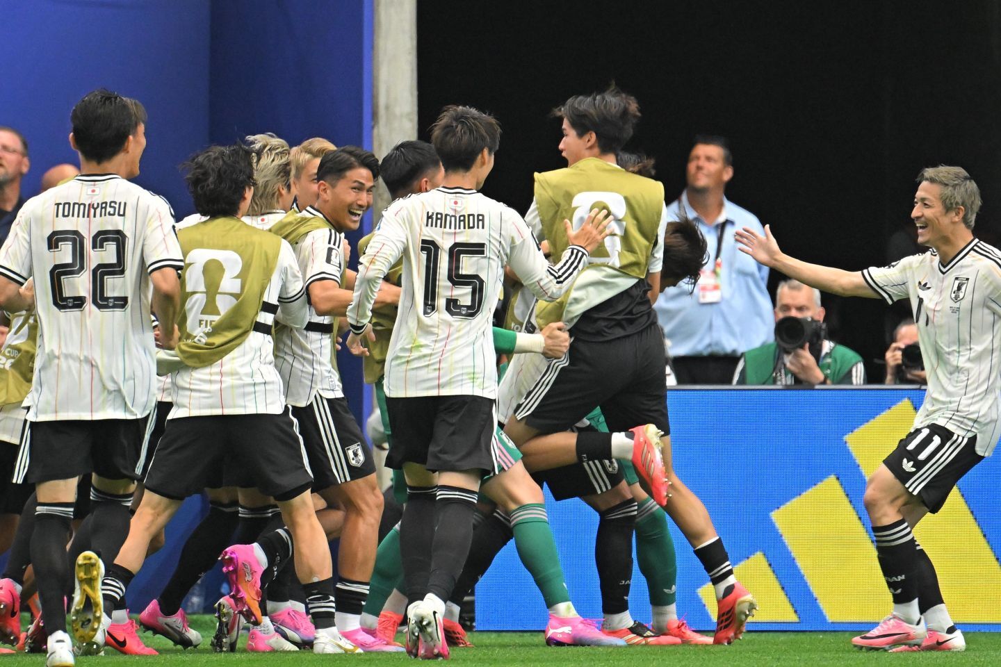 29分に佐野海舟が先制ゴールを挙げると、日本選手はベンチを含め喜んだ。写真：金子拓弥（THE DIGEST写真部／JMPA代表撮影）