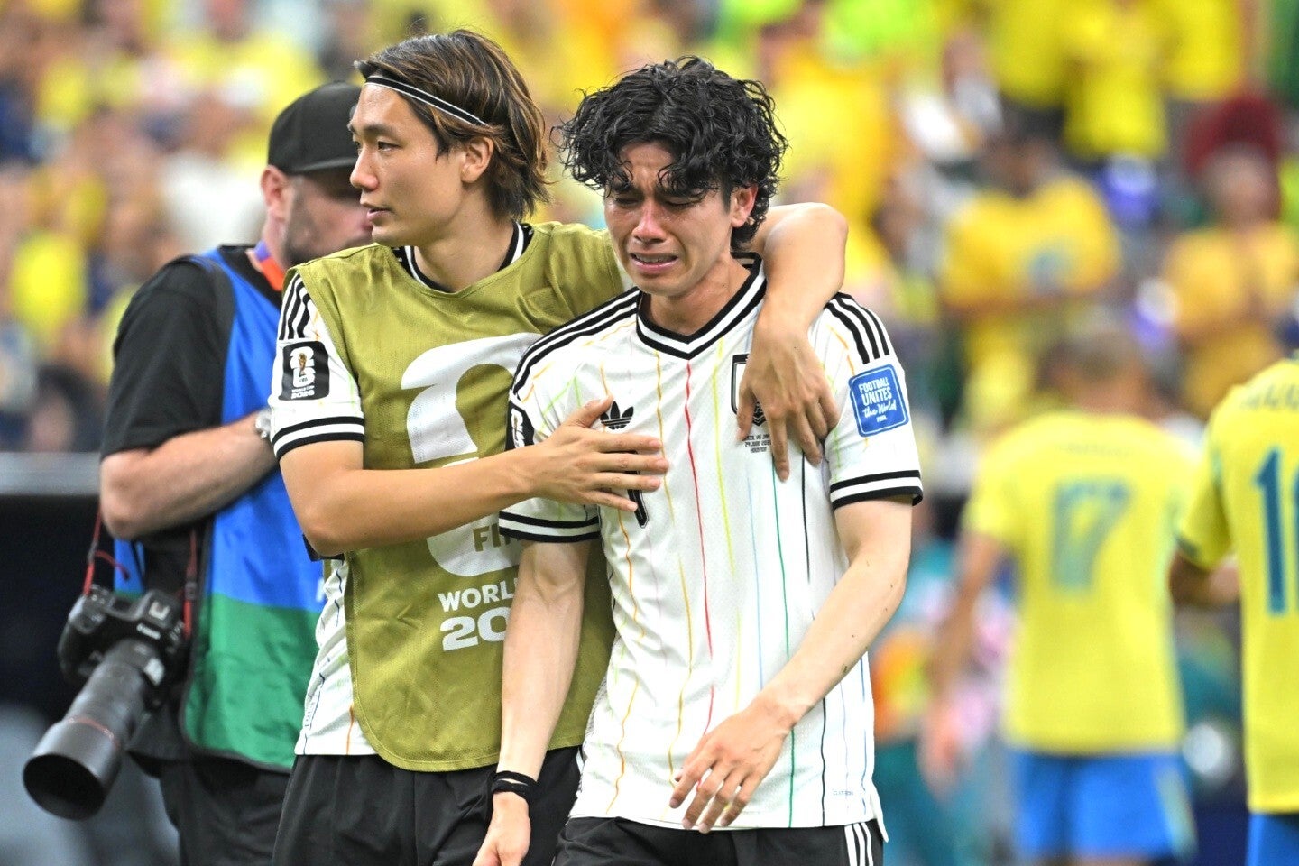 試合後、田中碧は号泣。主将の板倉（左）に慰められる。写真：金子拓弥（THE DIGEST写真部／JMPA代表撮影）