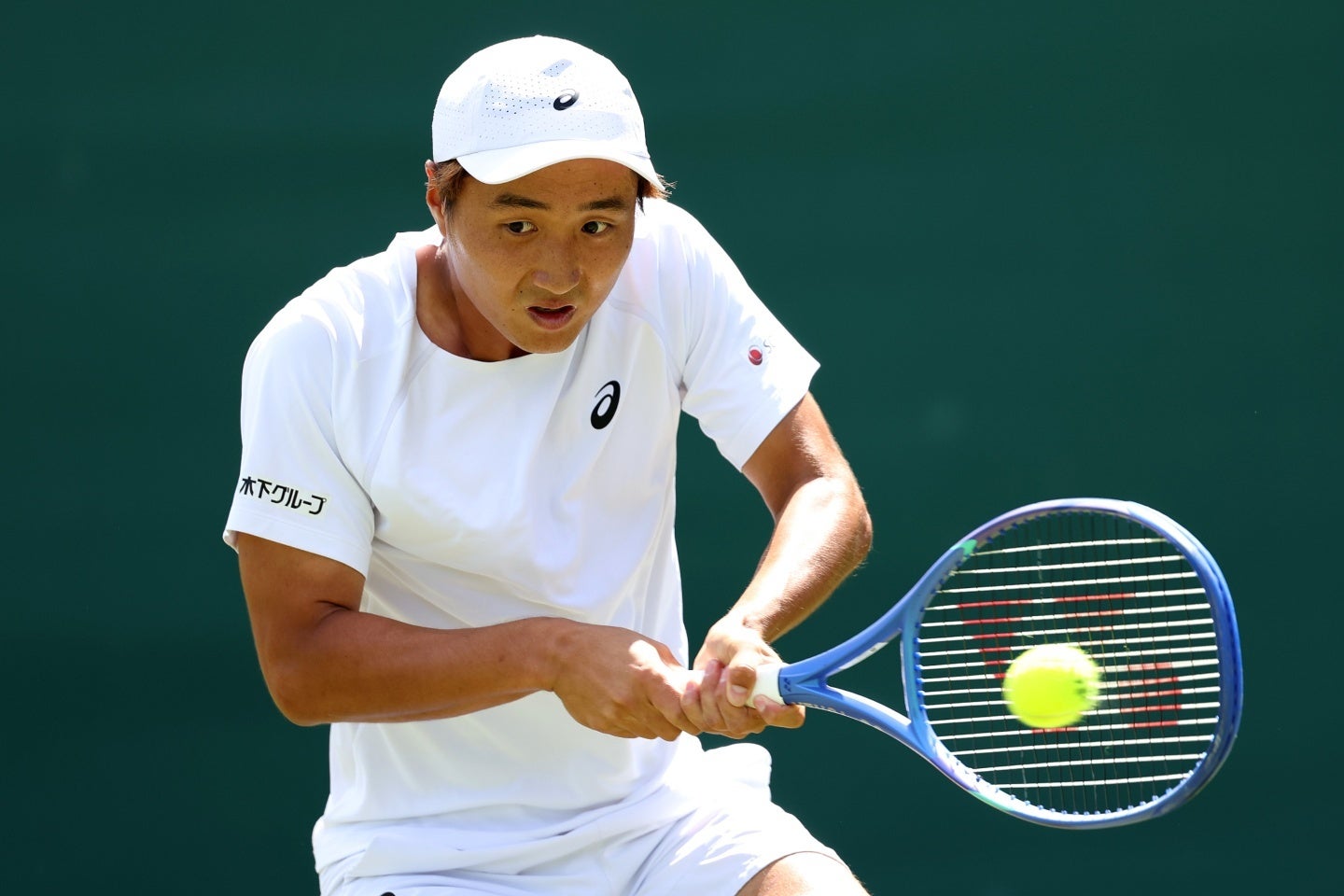 ウインブルドンの予選を勝ち上がった望月は、本戦１回戦で予選勝者のベイジングを圧倒。ツアーレベルの本戦で今季初白星を挙げ、２回戦へ駒を進めた。（C）Getty Images