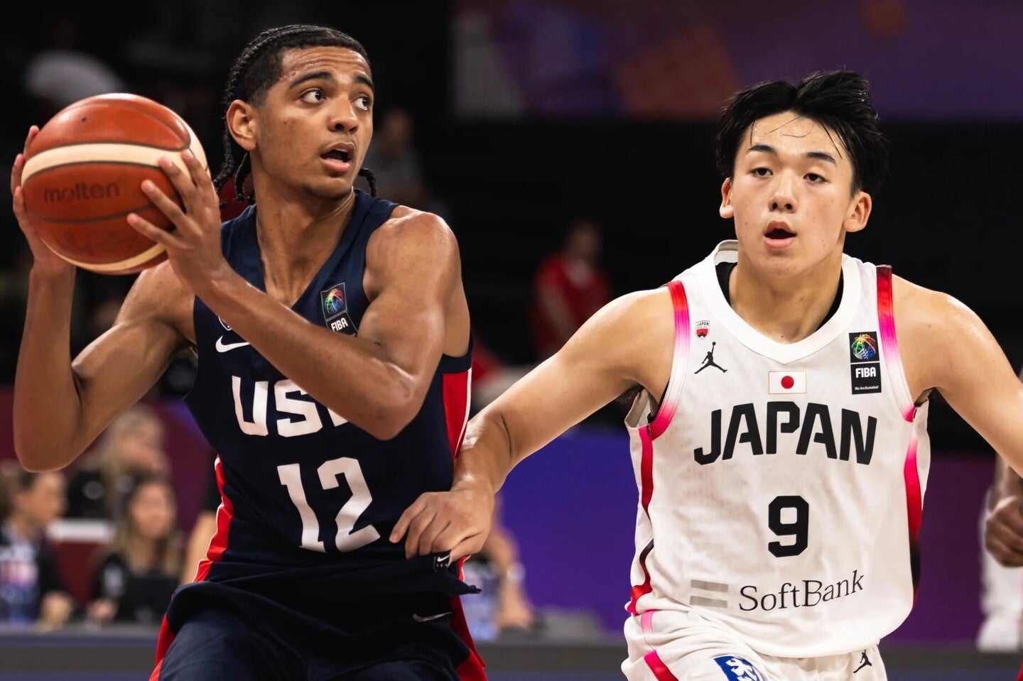 次代のNBAドラフト候補のベッカム・ブラック(左)と、アメリカ戦で22得点をあげた佐藤(右)。(C)FIBA