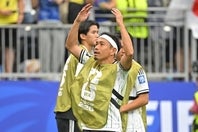 ブラジル戦の直前に日本のファン・サポーターを煽る長友。写真：金子拓弥（THE DIGEST写真部／JMPA代表撮影）