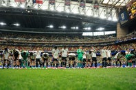 日本はW杯決勝トーナメント１回戦でブラジルに敗れた。その裏で国際映像に映り込んだ美女にも視線が集まった。(C)Getty Images