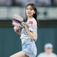 始球式で見事な投球を見せたモデルの貴島明日香さん。写真：産経新聞社