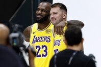 ドンチッチ(右)がレブロン(左)に感謝のメッセージを送った。(C)Getty Images