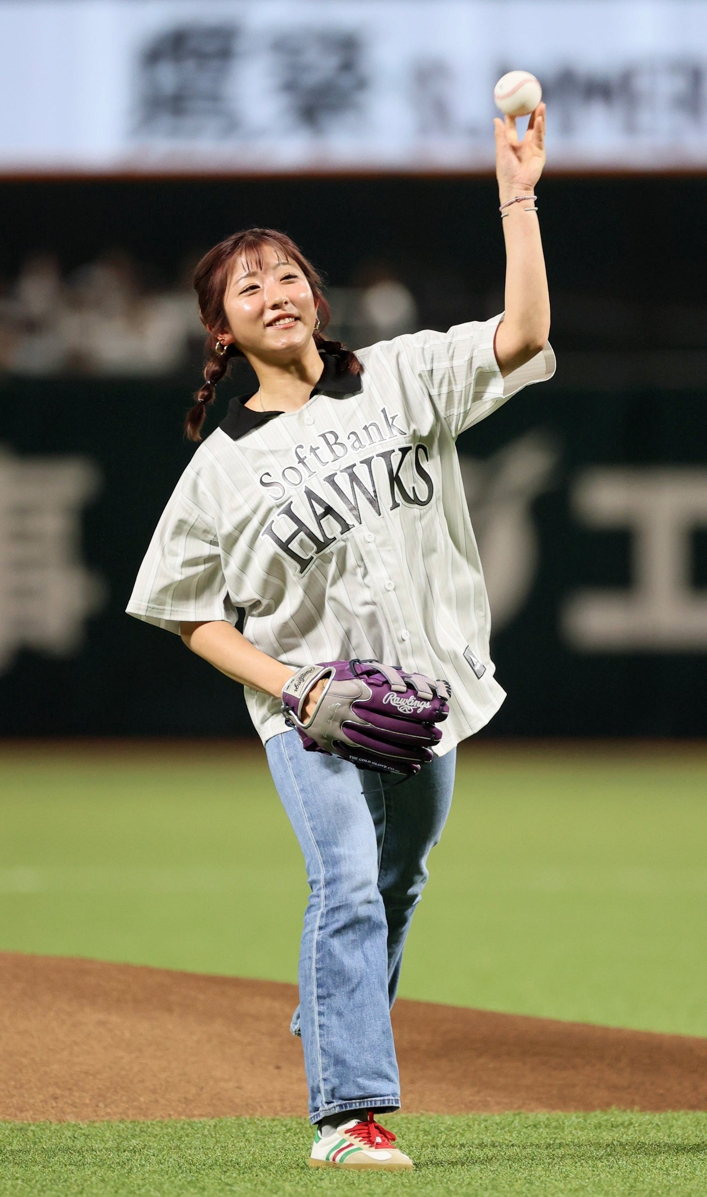 ソフトバンク戦で始球式を務めたJRAの今村聖奈騎手。写真：産経新聞社