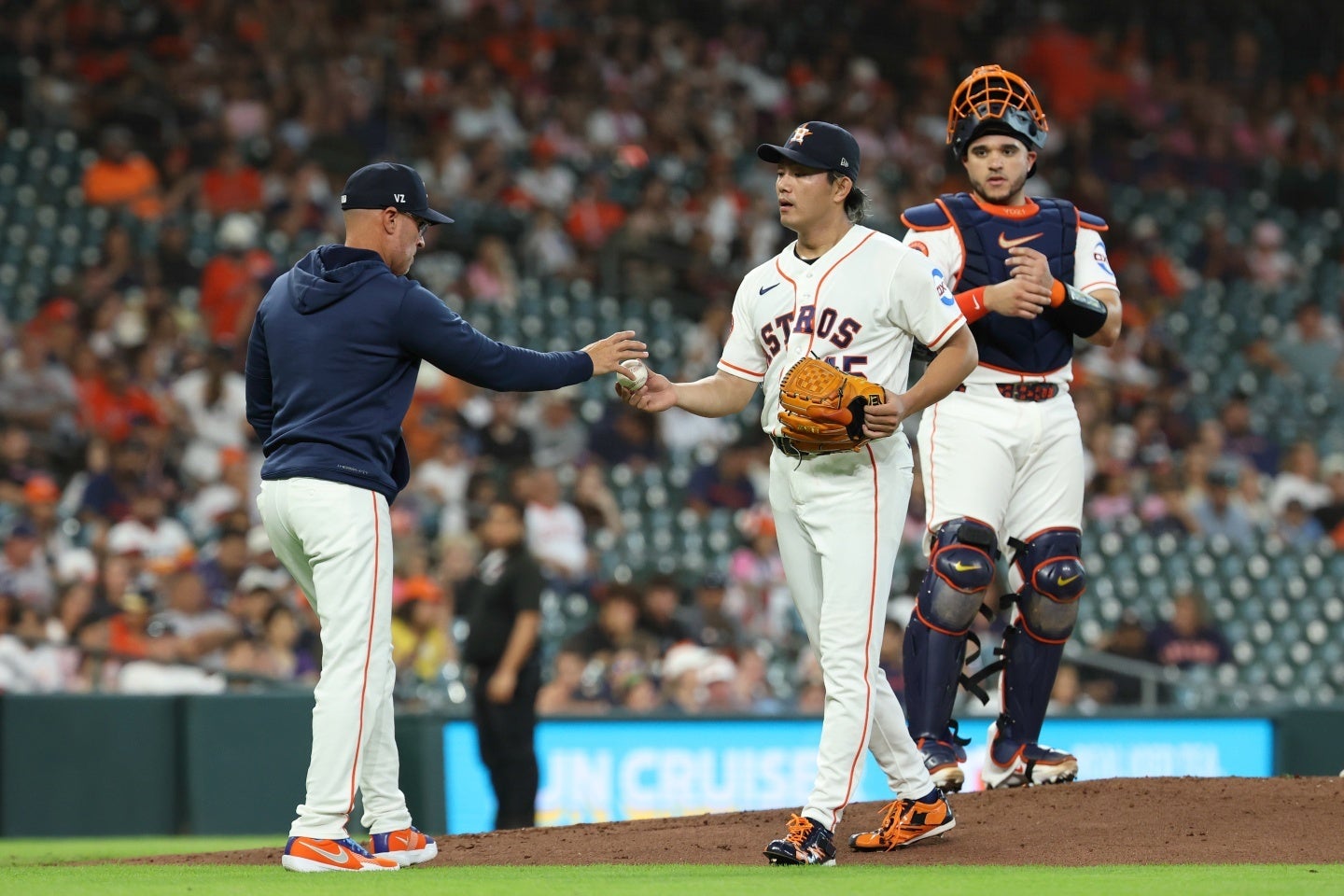 今井は２回途中５失点でKO。ボールを監督に渡してマウンドを降りた。(C) Getty Images