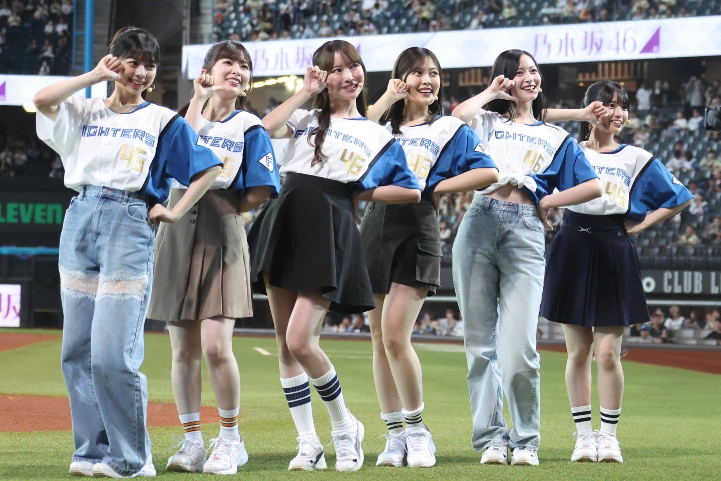エスコンに来場した乃木坂野球部の６人。写真：産経新聞社
