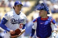 大谷（左）らスター投手とのコミュニケーションを学んでいる最中のラッシング（右）。(C)Getty Images