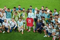 試合後、C・ロナウドによって亡くなったジョッタのユニホーム「21」が掲げられた。(C)Getty Images
