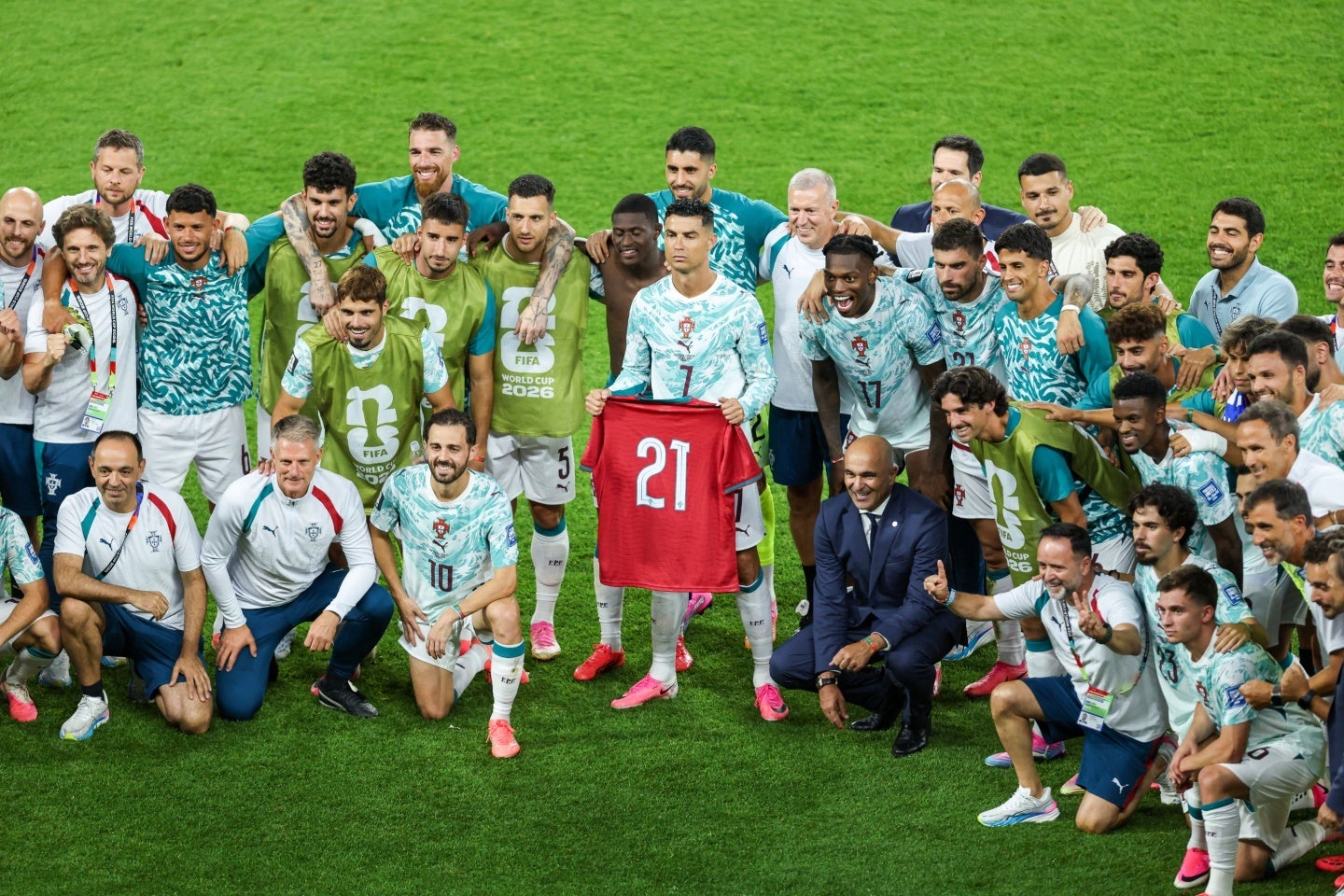 試合後、C・ロナウドによって亡くなったジョッタのユニホーム「21」が掲げられた。(C)Getty Images