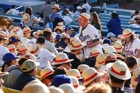 ドジャー・スタジアムには麦わら帽子を被る観客であふれた。(C)Getty Images