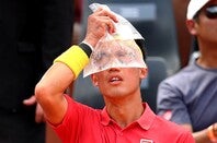 年々夏の暑さが厳しくなっている印象だが、プレー中に熱中症が疑われるような症状が出た場合、メディカルタイムを申し出て処置を受けることはできるのか…。(C)Getty Images