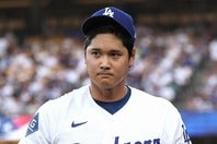 上腕二頭筋の違和感で交代しドジャースの大谷翔平。(C)Getty Images
