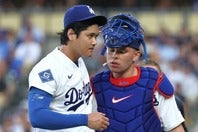 大谷（左）とのフィールド上でのコミュニケーションを学んでいる最中のラッシング（右）。(C)Getty Images