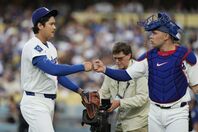 大谷とラッシング。(C) REUTERS/AFLO
