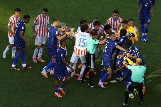 強豪フランスにさまざまなマリーシアを駆使して立ち向かったパラグアイ。(C)Getty Images