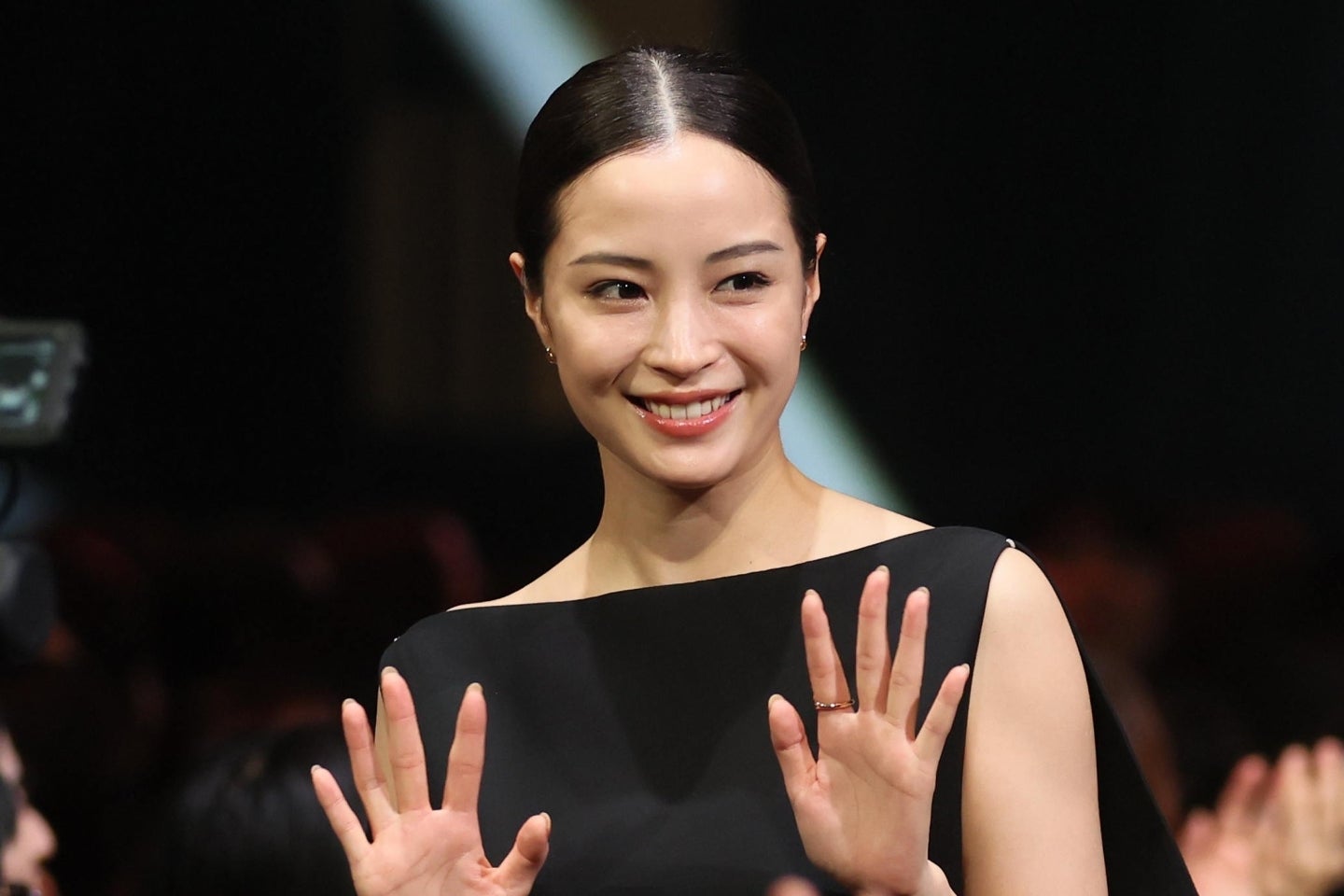 日本代表ユニホーム姿を公開した広瀬すずさん。写真：産経新聞社