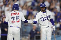 アメリカ独立記念日仕様のユニホームを着用したドジャースナイン。(C)Getty Images