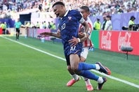 パラグアイ戦で厳しいマークに遭ったフランスのエムバペ。(C)Getty Images