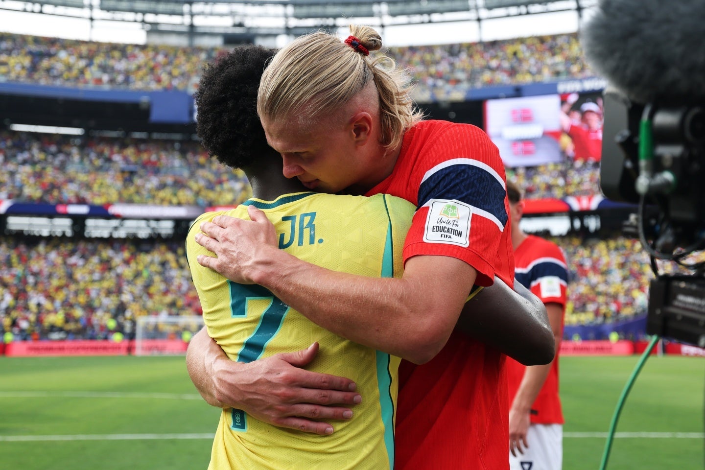 ２ゴールを挙げたハーランドをブラジルのヴィニシウス（７番）がハグして祝福する。(C)Getty Images