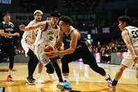 後半に崩れた日本はアウェーで韓国に惜敗。それでもグループ首位で最終予選に駒を進めた。(C)FIBA