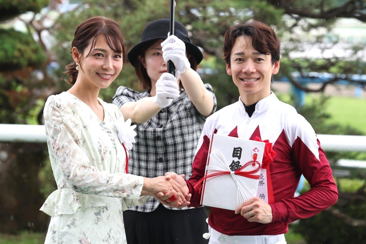 北九州記念のプレゼンターを担当した女優の相武紗季さん。右は勝利した松山騎手。写真：産経新聞社
