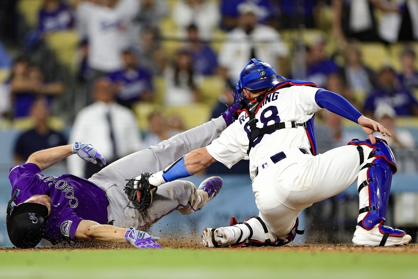 見事な中継プレーで勝ち越しは許さなかったラッシング（右）。この後サヨナラタイムリーヒットを放った。(C)Getty Images