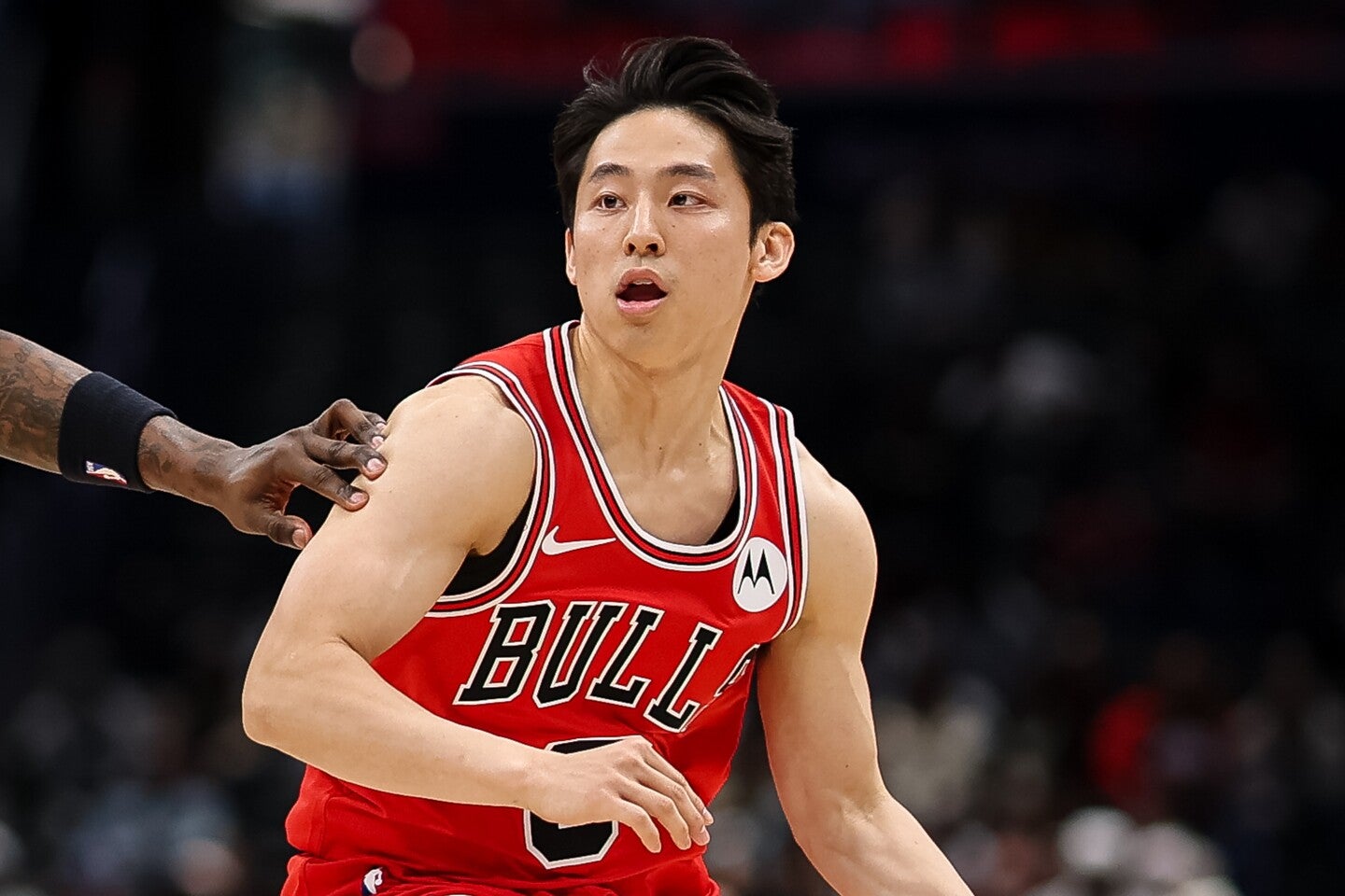 河村が英語で囲み取材に応じた。(C)Getty Images