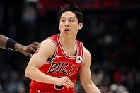 河村が英語で囲み取材に応じた。(C)Getty Images