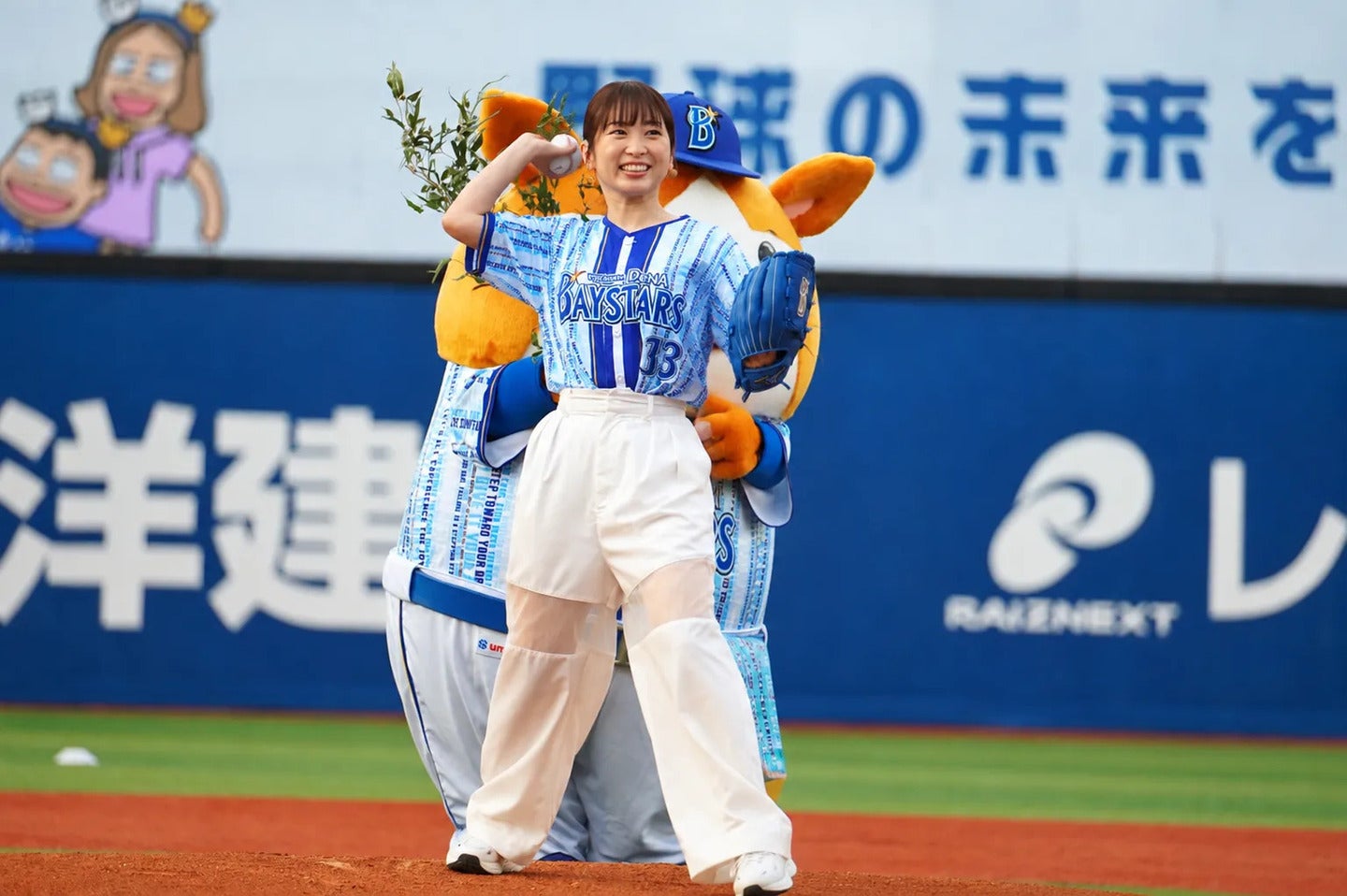 DeNAのセレモニアルピッチに登場した女優の志田未来さん。写真：萩原孝弘