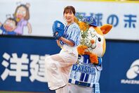 DeNAの始球式に登場した女優の志田未来さん。写真：萩原孝弘
