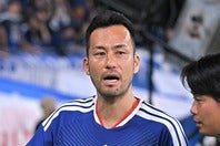 日本代表の監督就任へ関心を示している22年大会の主将・吉田（中央）。写真：金子拓弥（THE DIGEST写真部）