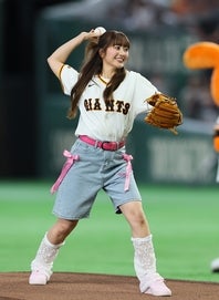 東京Dで始球式を行なった、ももいろクローバーＺの佐々木彩夏さん。写真：産経新聞社