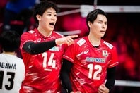 ネーションズリーグを戦うバレーボール男子日本代表の石川祐希（左）と高橋藍（右）。(C) Volleyball World
