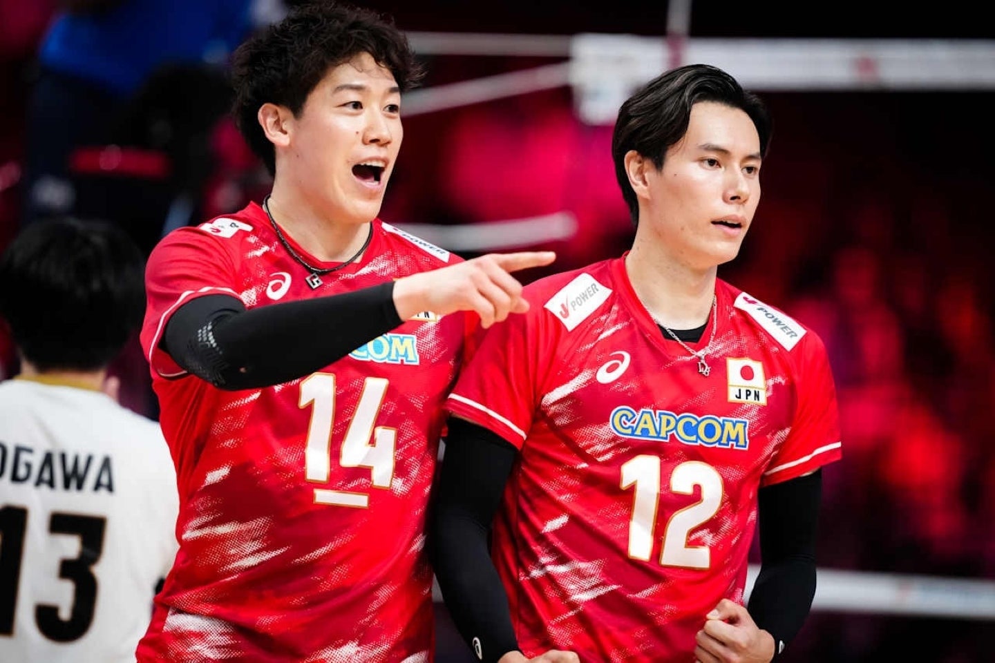 ネーションズリーグを戦うバレーボール男子日本代表の石川祐希（左）と高橋藍（右）。(C) Volleyball World
